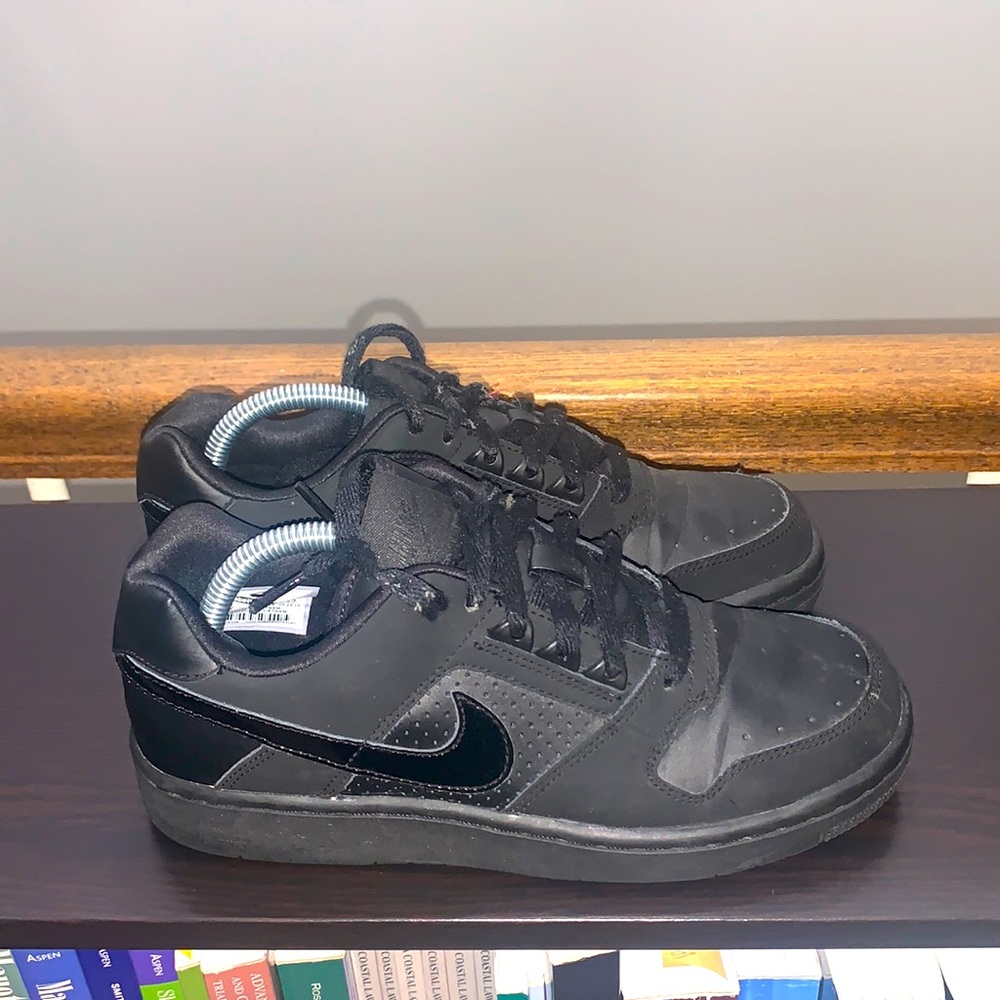 Black Nikes size 7